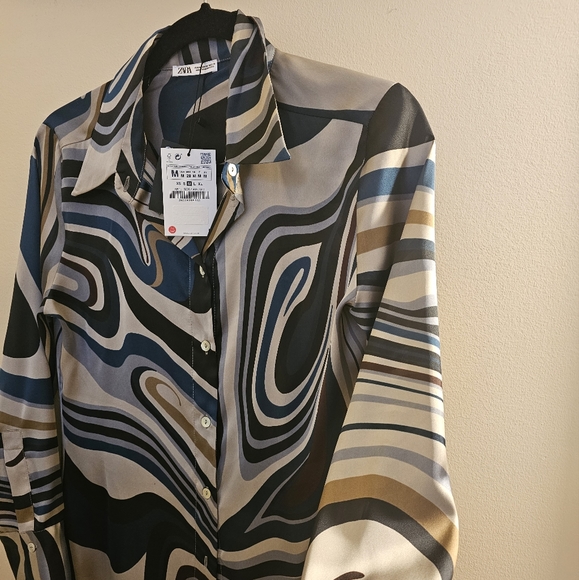 Selling this satin blouse in size medium, never worn, tag on, perfect condition - Picture 3 of 3